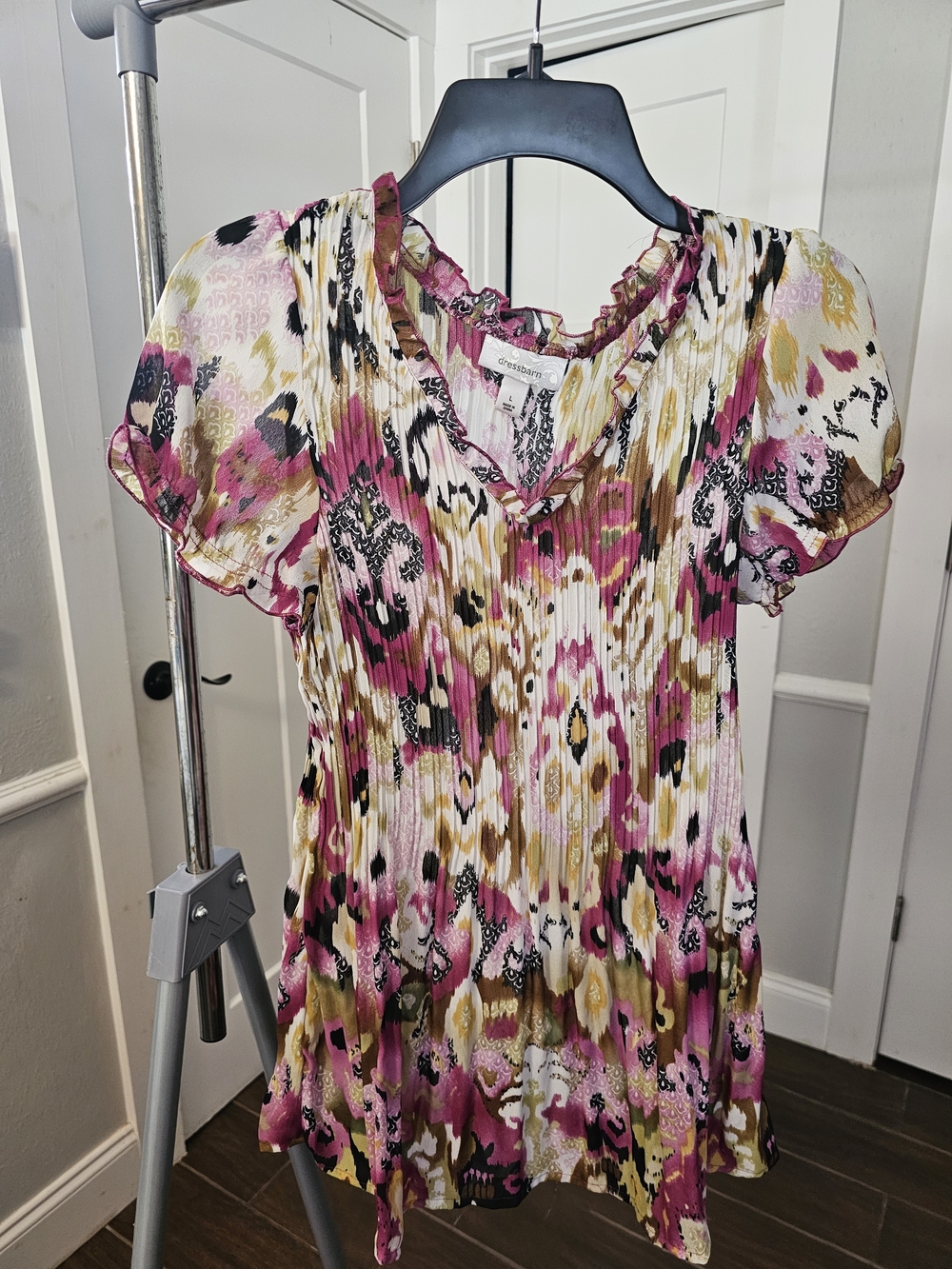 Pleated Floral Print Ruffle V-Neck Women’s Top - Pink/Gold Size L